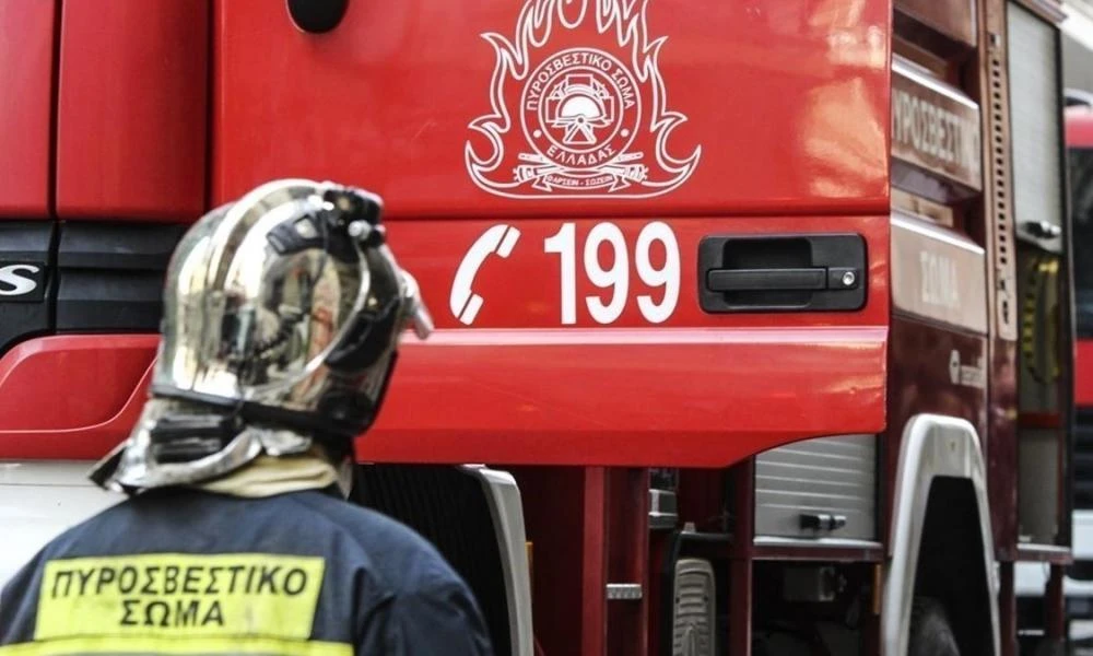 Απεγκλωβίστηκαν δύο άτομα από πυρκαγιά σε διαμέρισμα στο κέντρο της Αθήνας-Υπό έλεγχο η φωτιά